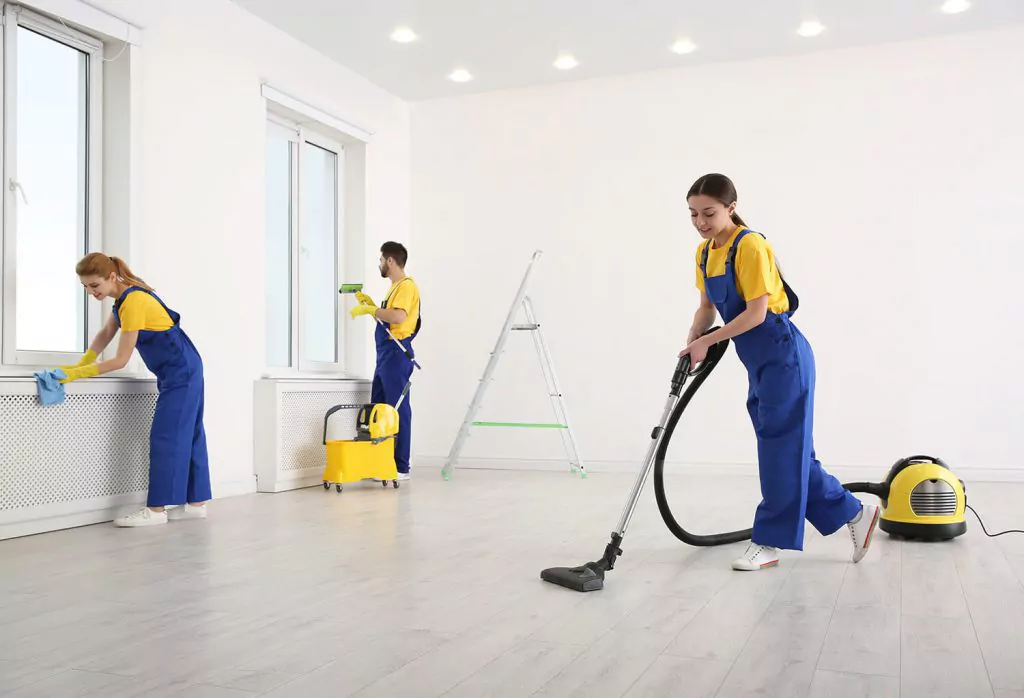 Personnel nettoie une pièce neuve